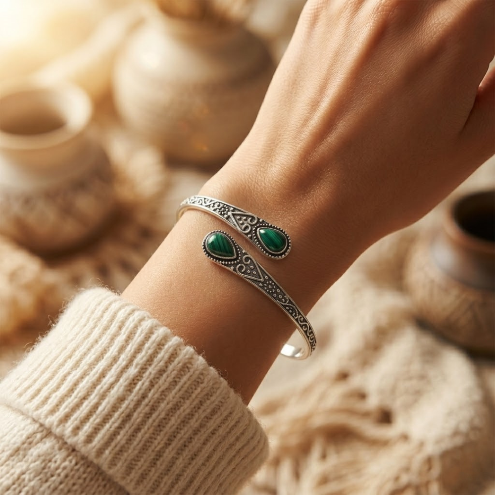 Vintažinė apyrankė su smaragdu, posidabruota